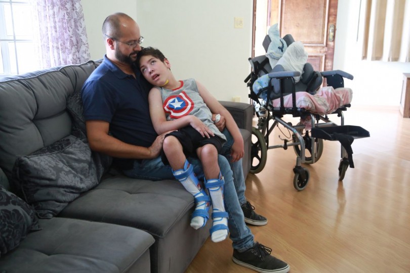 José Eduardo Fernandes, pai de Felipe que tem paralisia. Foto: Felipe Rosa/Tribuna do Paraná