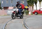 Cruzamento no Boa Vista é uma verdadeira armadilha pra motoqueiros, que ao tentar cruzar a via férrea escorregam e caem. Foto: Átila Alberti/Tribuna do Paraná