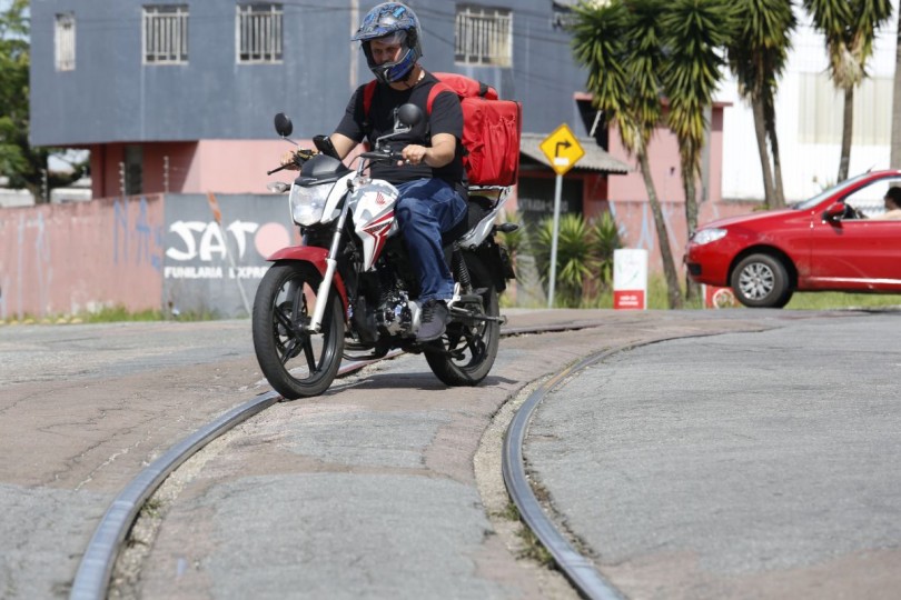 Cruzamento no Boa Vista é uma verdadeira armadilha pra motoqueiros, que ao tentar cruzar a via férrea escorregam e caem. Foto: Átila Alberti/Tribuna do Paraná