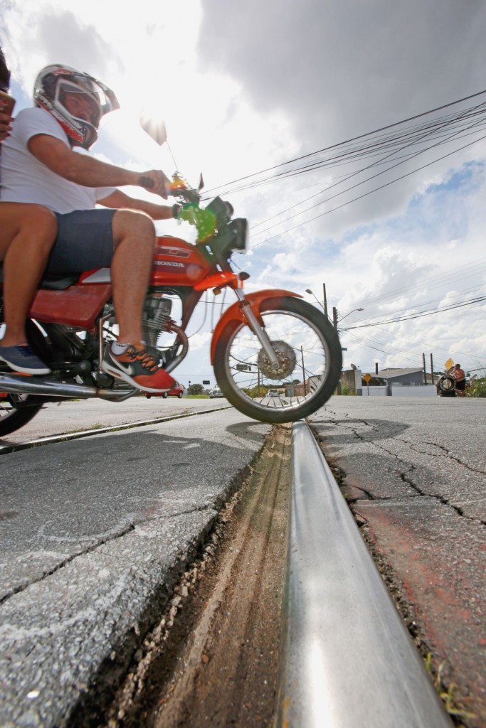 Trilhos do trem no bairro Boa Vista estão causando quedas de motociclistas no cruzamento com ruas movimentadas da região. Foto: Átila Alberti/Tribuna do Paraná