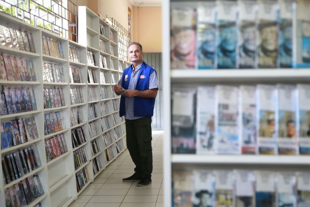 Marcos Loguetta, dono da WF Locadora, resiste à concorrência com os serviços on demand. Foto: Felipe Rosa/Tribuna do Paraná