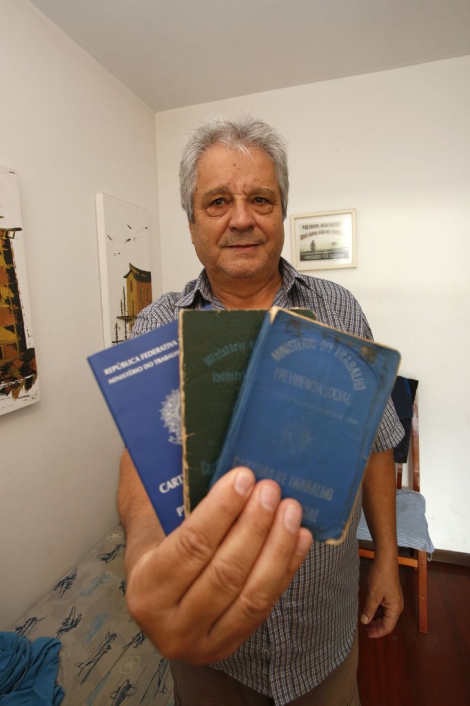 Pedro esta desempregado e procura serviço aos 66 anos de idade. Foto: Átila Alberti / Tribuna do Paraná