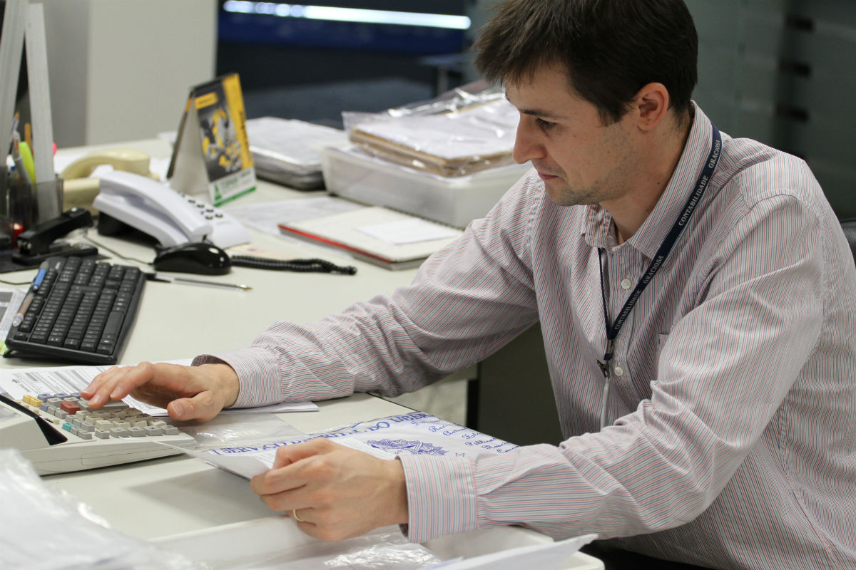André tem uma empresa familiar e, junto com o pai, recebe uma média de 250 declarações por ano. Foto: Gerson Klaina/Tribuna do Paraná