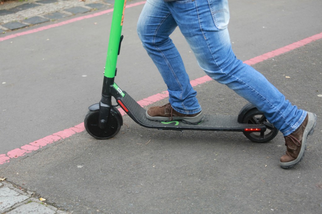 Os patinetes elétricos podem circular pelas calçadas, mas com velocidade máxima de 6 km/h. Foto: Felipe Rosa