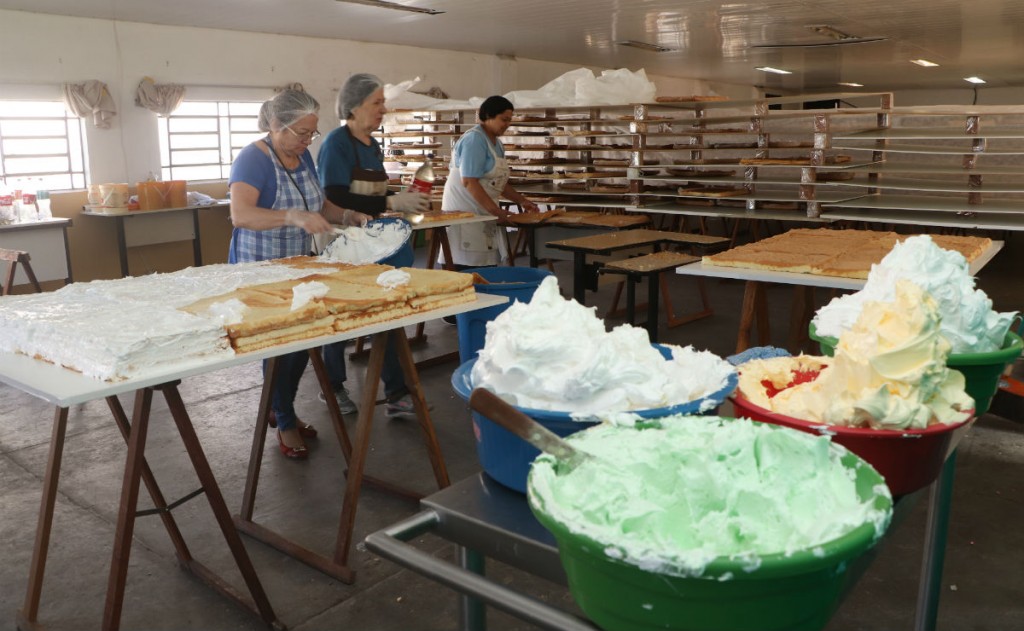 Dezenas de pessoas ajudam na confecção do bolo na Paróquia Santo Antônio, do Boa Vista. Foto: Átila Alberti.