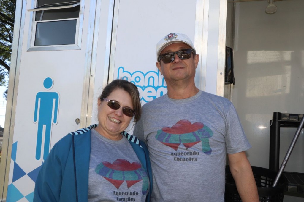 ONG fabricou um banheiro móvel sobre um reboque para dar banhos em moradores em situação de rua. Foto: Átila Alberti/Tribuna do Paraná