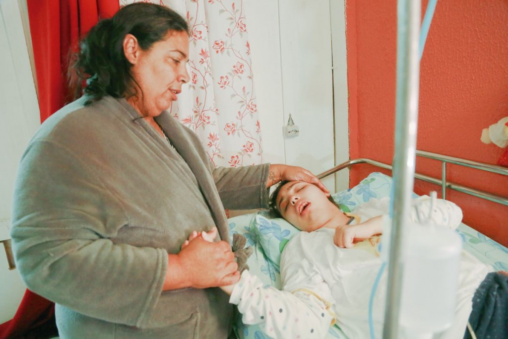 Amanda é mãe de uma menina de 18 anos com Síndromede Rett. Foto: Felipe Rosa / Tribuna do Paraná