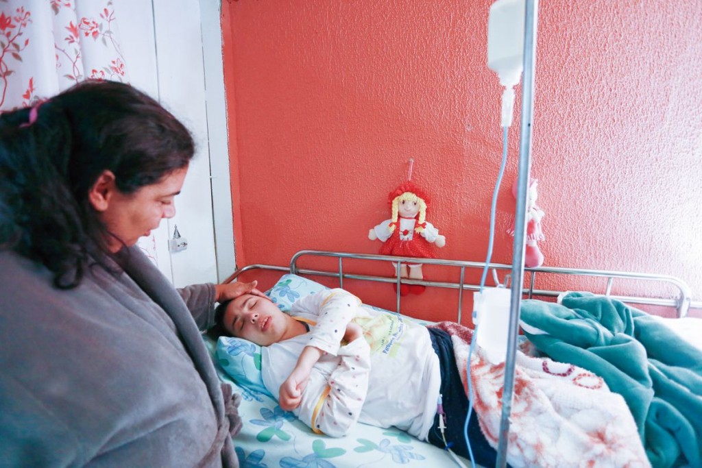 Amanda é mãe de uma menina de 18 anos com Síndromede Rett. Foto: Felipe Rosa / Tribuna do Paraná