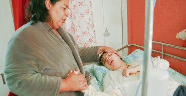 Amanda é mãe de uma menina de 18 anos com Síndromede Rett. Foto: Felipe Rosa / Tribuna do Paraná