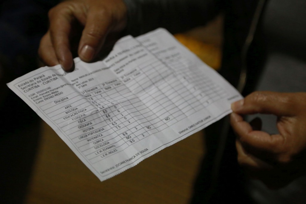 Alunos não estão tendo aulas de química desde o começo do ano, pais pedem uma solução. FOTO: Felipe Rosa/Tribuna do Paraná