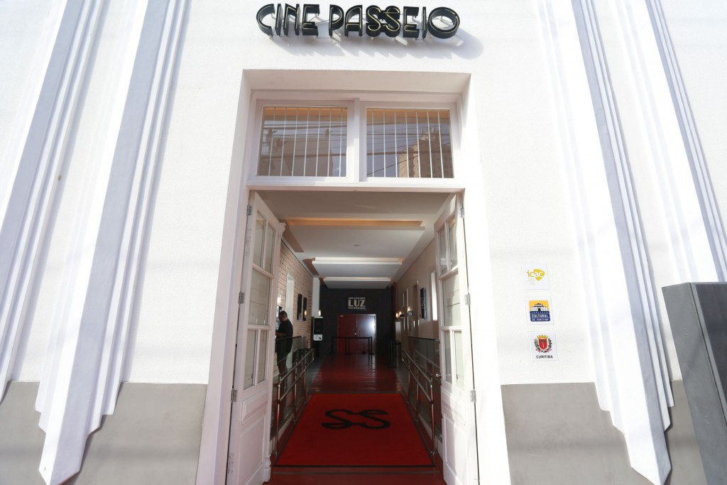Prédio onde fica o Cine Passeio foi construído na década de 1930 para abrigar repartições do Exército. Foto: Felipe Rosa/Tribuna do Paraná