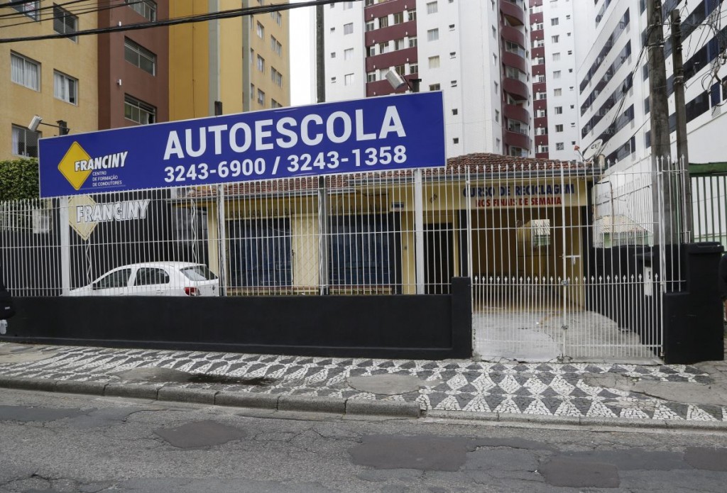 Auto escola Franciny fecha as portas da filial na Avenida Republica Argentina. Foto: Átila Alberti/Tribuna do Paraná