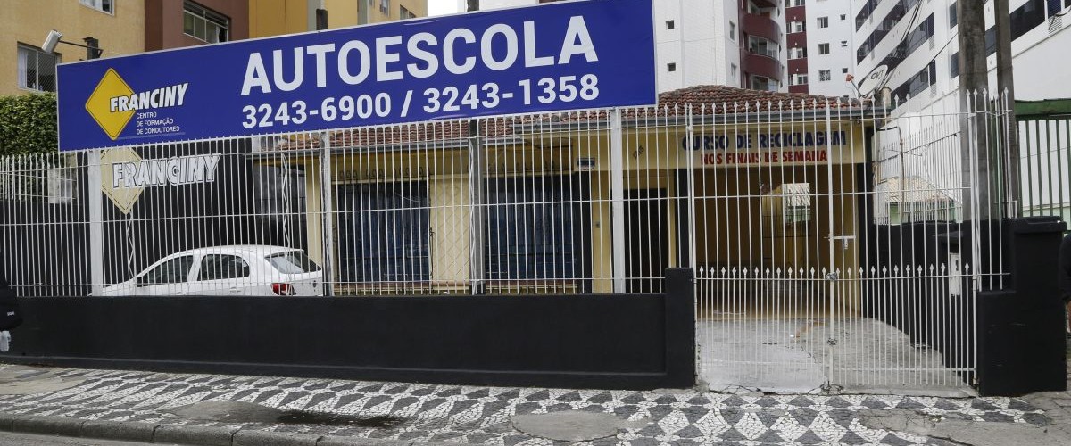 Auto escola Franciny fecha as portas da filial na Avenida Republica Argentina. Foto: Átila Alberti/Tribuna do Paraná