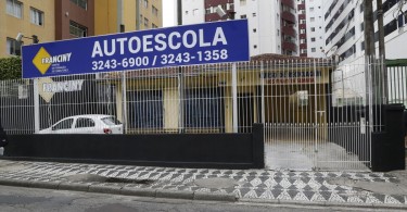 Auto escola Franciny fecha as portas da filial na Avenida Republica Argentina. Foto: Átila Alberti/Tribuna do Paraná