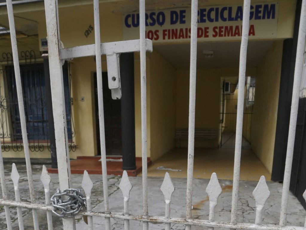 Auto escola Franciny fecha as portas da filial na Avenida Republica Argentina.