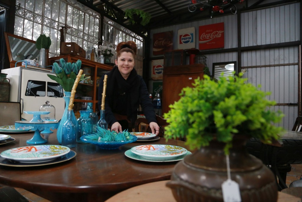 Uma das donas da loja, Liliana Ricciardi, conta como o local passou de uma 'brincadeira' e virou um grande negócio. Foto: Felipe Rosa/Tribuna do Paraná