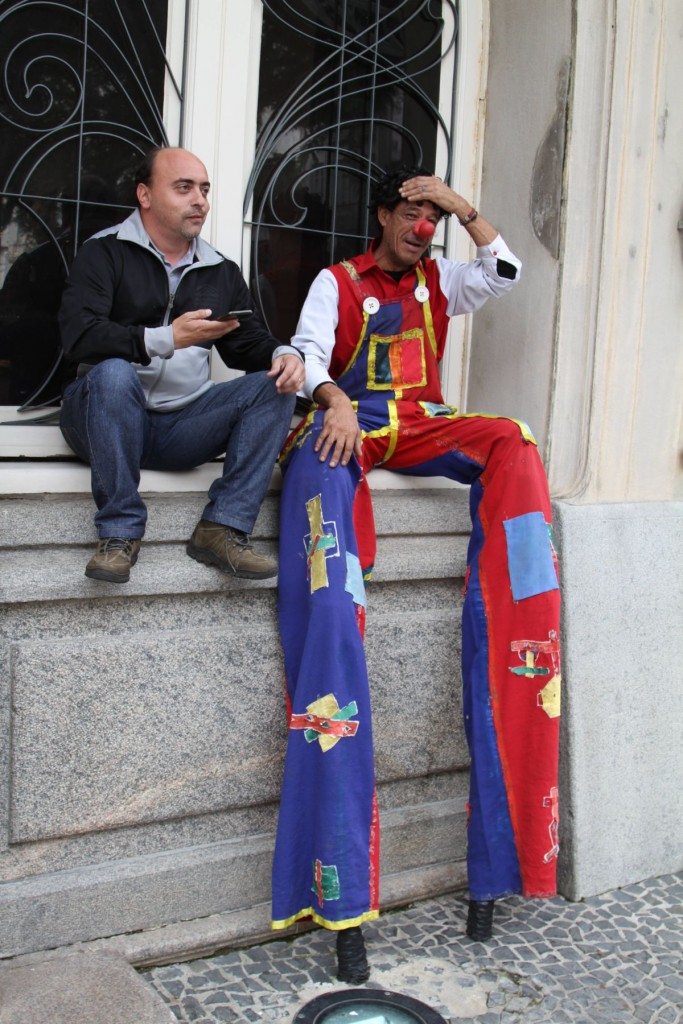 Antes de dar a entrevista pro Gustavo Marques, o palhaço fez um desafio ao nosso repórter, que se divertiu durante a conversa. Foto: Gerson Klaina/Tribuna do Paraná