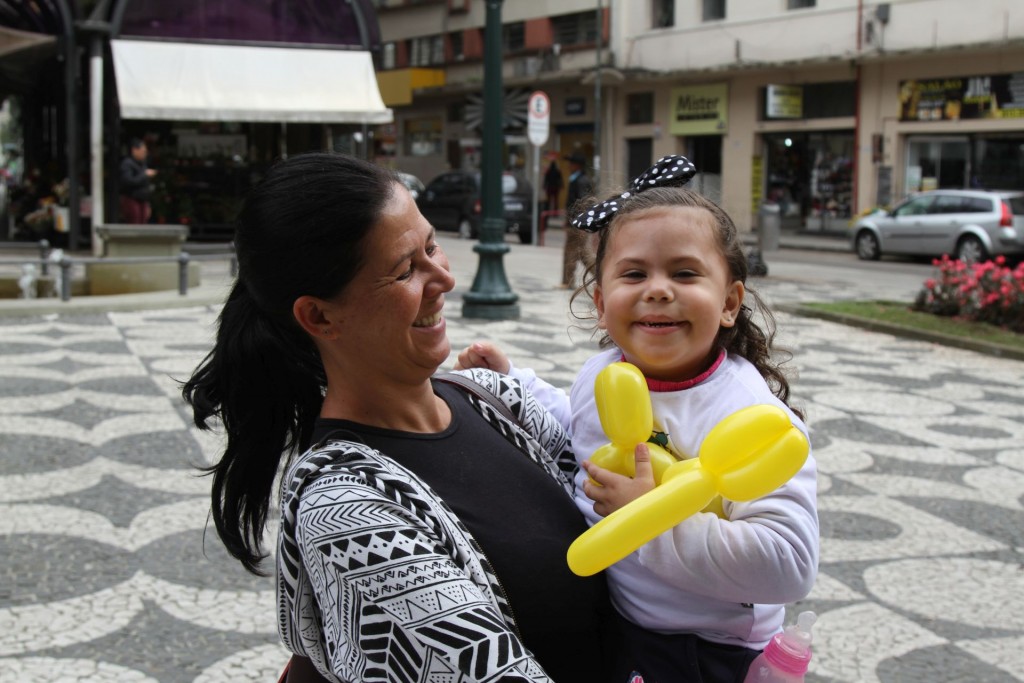 O palhaço faz a alegria de muitos que circulam pelo Centro da cidade, como Brenda Castilho, que pediu uma foto com Tom. Foto: Gerson Klaina/Tribuna do Paraná