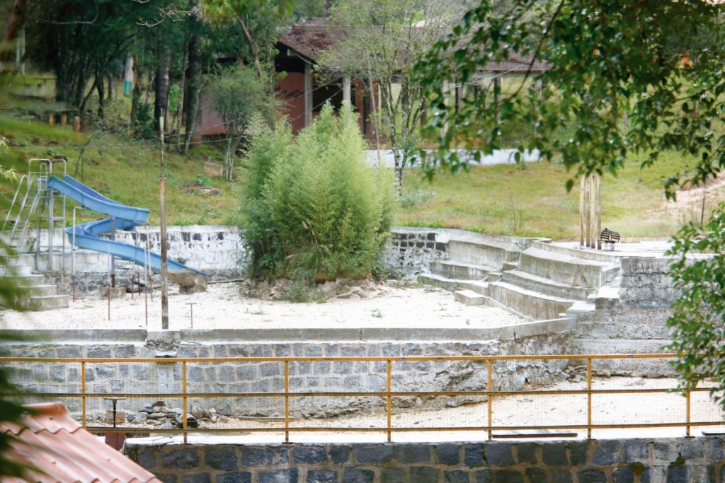 Abandono das Piscinas dos Capuchinhos, em Almirante Tamandaré. Foto: Átila Alberti/Tribuna do Paraná
