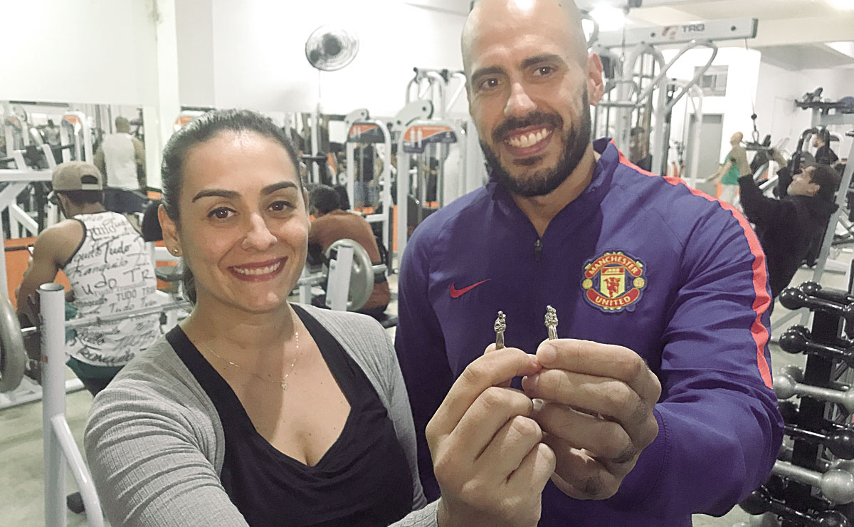 Casal não se conhecia, mas ambos comeram um pedaço do bolo de Santo Antônio e acharam o santinho. Foto: Lucas Sarzi/Tribuna do Paraná.