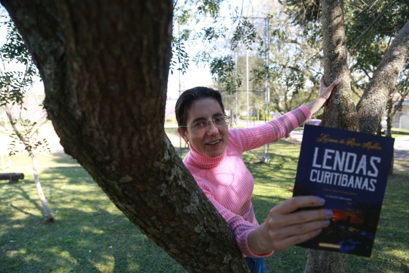 Luciana escreveu um livro sobre as lendas urbanas. Foto: Felipe Rosa/Tribuna do Paraná