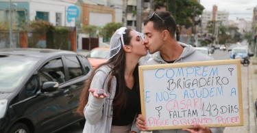 Casal vende brigadeiro no sinaleiro para poder pagar o casamento. Foto: Felipe Rosa/Tribuna do Paraná