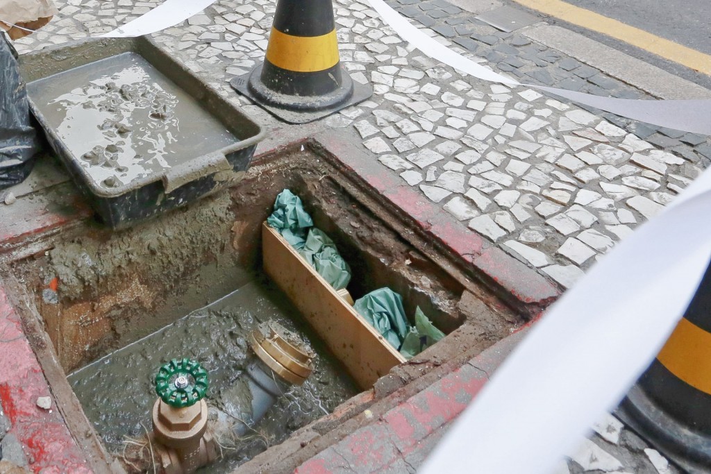Roubos de hidrantes na Dr. Muricy, no Centro de Curitiba, causa transtorno para moradores e comerciantes. Foto: Felipe Rosa/Tribuna do Paraná