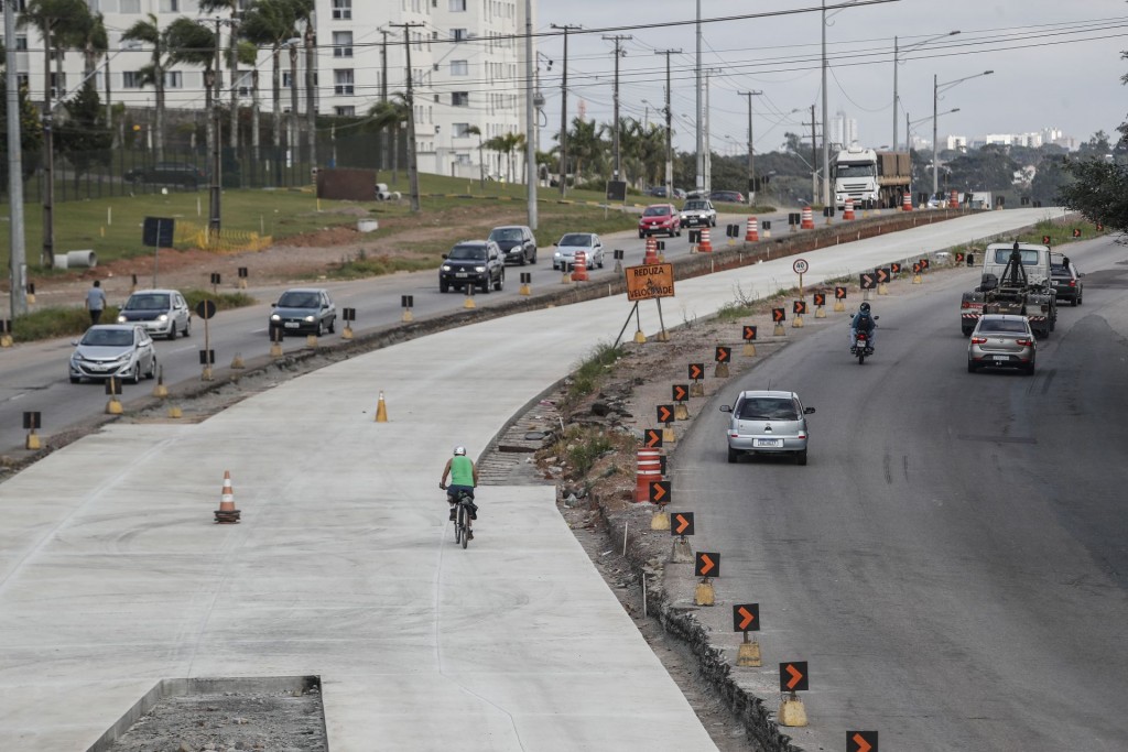 Obras na Linha Verde estão paradas por divergências entre empreiteira e prefeitura. Foto: Jonathan Campos/Gazeta do Povo