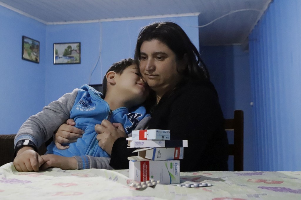Tiago José de Souza Ribas, de cinco anos, precisa de ajuda pra fazer um exame e descobrir qual síndrome ele tem. Foto: Rodrigo Cunha/Tribuna do Paraná