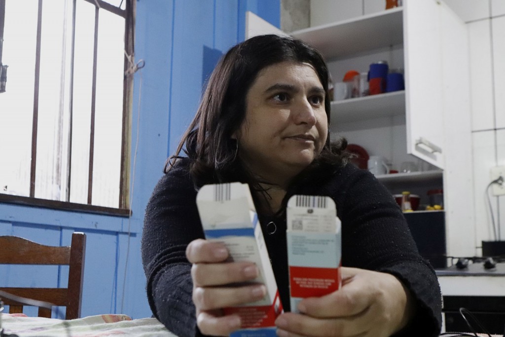Danielle pega dois remédios no SUS e precisa comprar os outros dois, que são caros. Foto: rodrigo Cunha/Tribuna do Paraná