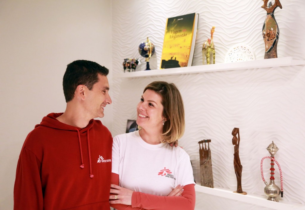 Casal de farmacêuticos Francelise Bridi Cavassin e Eduardo da Silva Barbosa participam das missões do Médicos Sem Fronteiras. Foto: Marco Charneski/Tribuna do Paraná