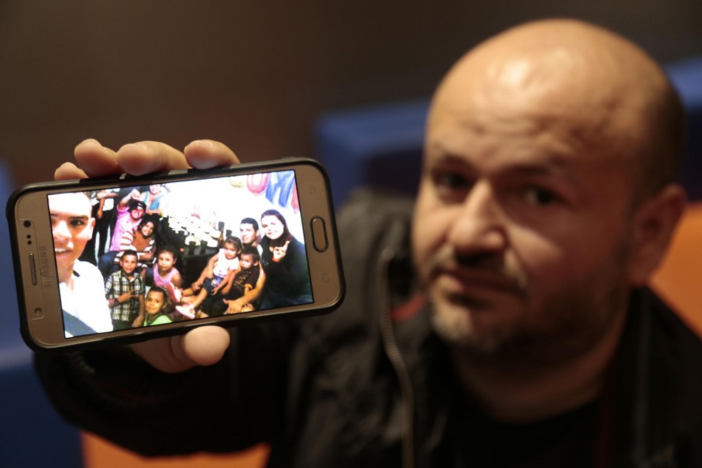 Engenheiro colombiano Arley Humberto Rueda Rincón, se tornou 'pai' de 10 crianças da noite pro dia e agora precisa trazê-los ao Brasil. Foto: Aniele Nascimento/Gazeta do Povo