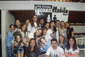 Fã-clube de 2007, o qual Fernanda era vice-presidente e Osmar e Melina faziam parte. Foto: Lineu Filho/Tribuna do Paraná.