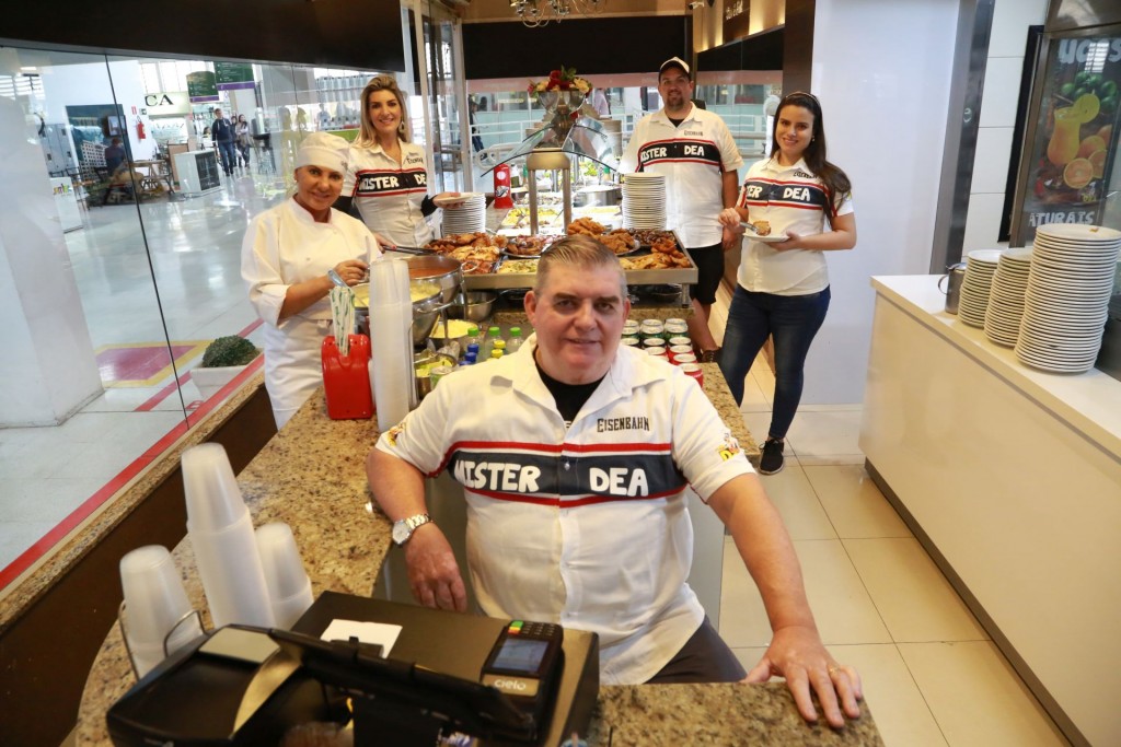 Primeiro restaurante buffet de Curitiba está completando 30 anos. Foto: Felipe Rosa / Tribuna do Paraná