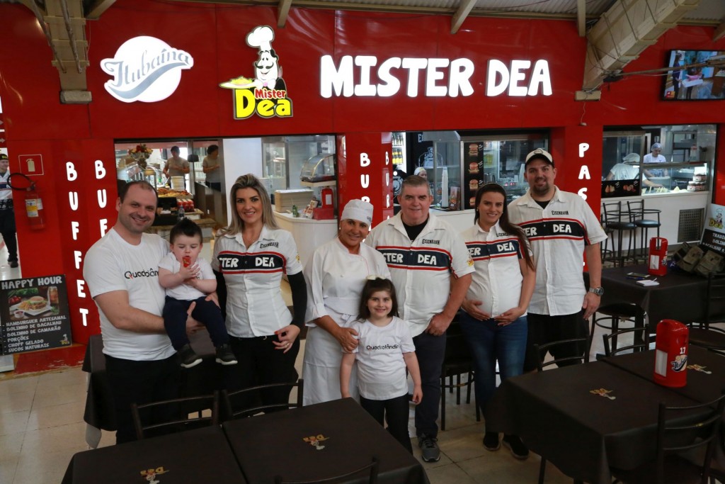 Dos 20 que trabalham no Mister Dea, cinco carregam o restaurante no sobrenome. Foto: Felipe Rosa/Tribuna do Paraná