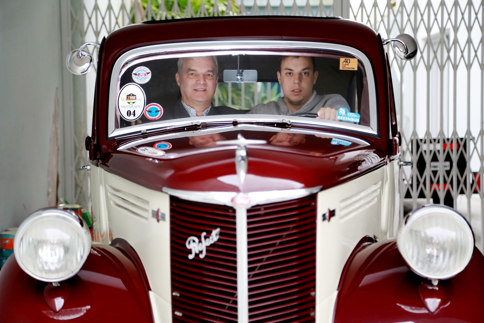 Filho faz curso de mecânica, pai observa e vira aluno. Hoje, os dois ganham prêmios com sua paixão. Foto: Felipe Rosa/Tribuna do Paraná