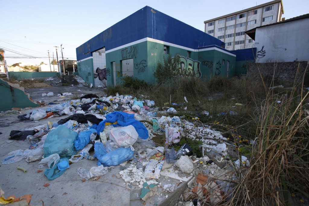 Posto de gasolina abandonado virou dor de cabeça para moradores do Portão. Foto: Átila Alberti/Tribuna do Paraná