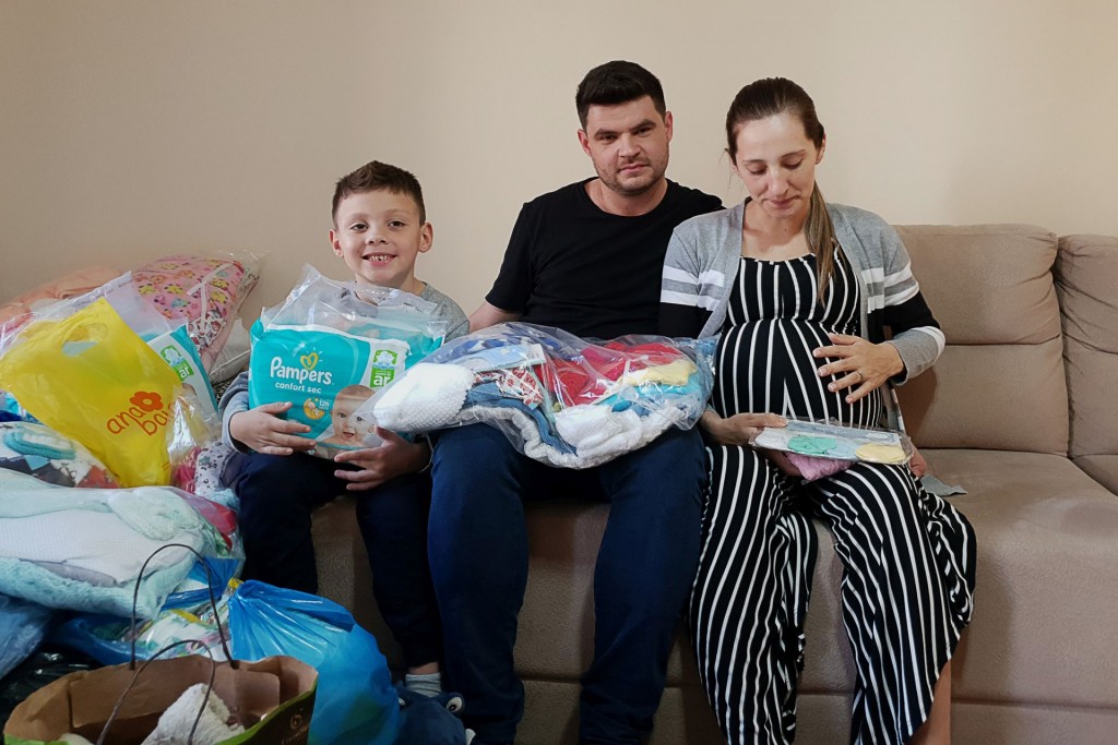 Anieli e Luís Fernando planejaram dar um irmão ou irmã a Davi, mas não esperavam que viessem cinco bebês. Leitores da Tribuna ajudaram o casal com fraldas e roupinhas para os bebês. Foto: Rodrigo Cunha/Tribuna do Paraná