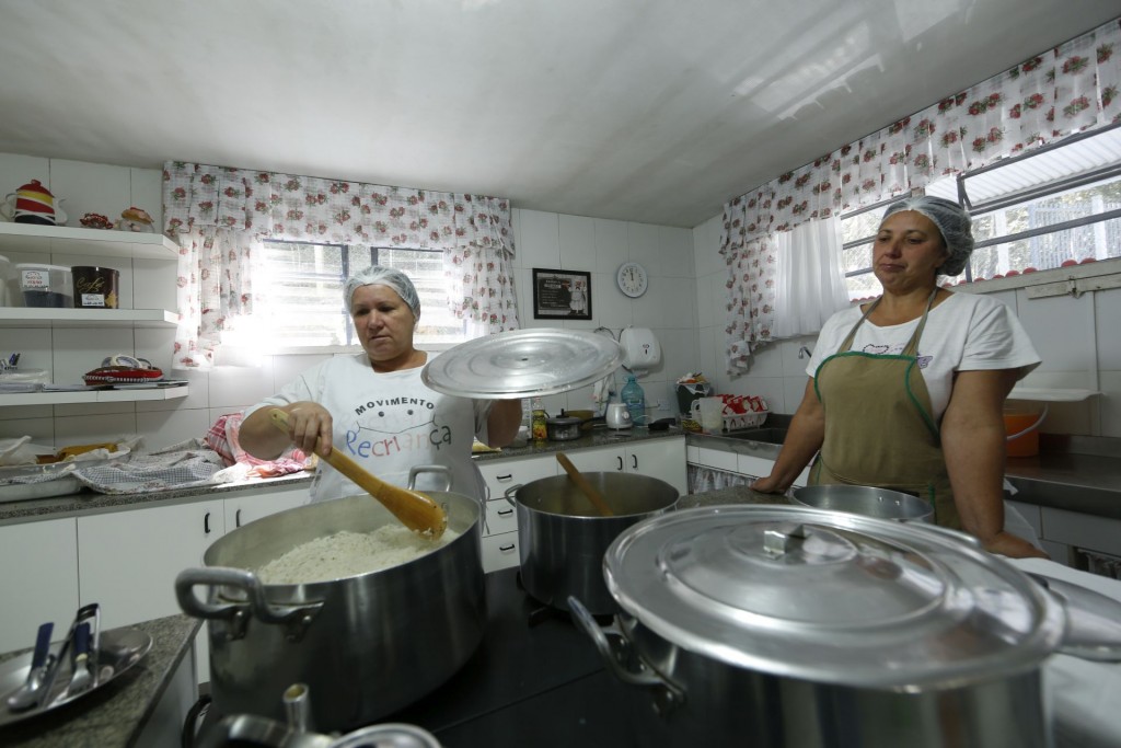 Mesmo com tantas dificuldades, Regina diz que o que traz a motivação para seguir em frente são o carinho e a atenção, não só a ela, como de todos os voluntários que participam do projeto. Foto: Lineu Filho/Tribuna do Paraná