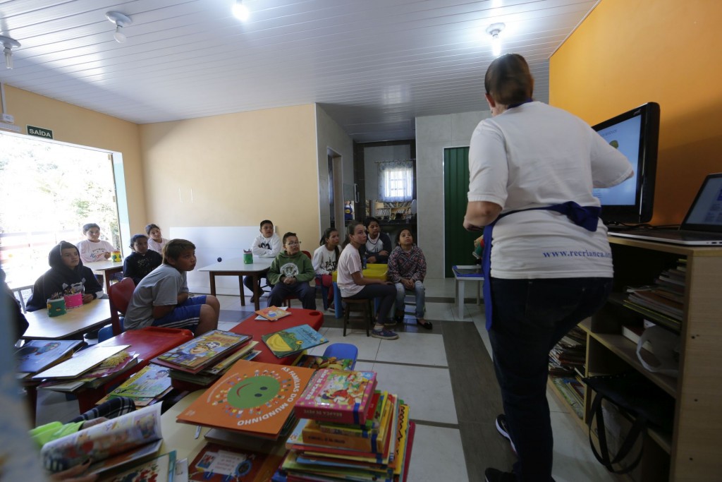 Projeto ajuda as crianças a entenderem e valorizarem o que têm. Foto: Lineu Filho/Tribuna do Paraná