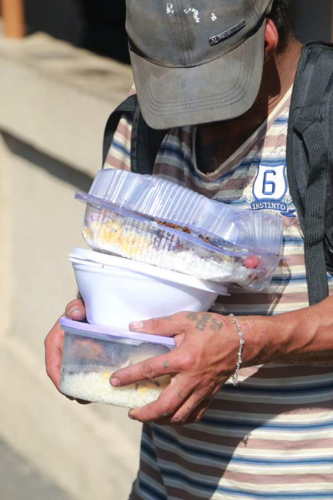 Muitas vezes a marmita do restaurante é a única refeição de quem busca comida no lugar. Foto: Felipe Rosa / Tribuna do Paraná