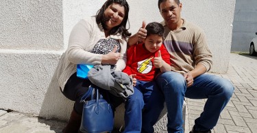 A partir de uma campanha que fizemos aqui pela Tribuna, a família conseguiu os R$ 7 mil para o menino fazer o exame, que não é custeado pelo SUS. Foto: Giselle Ulbrich/Tribuna do Paraná