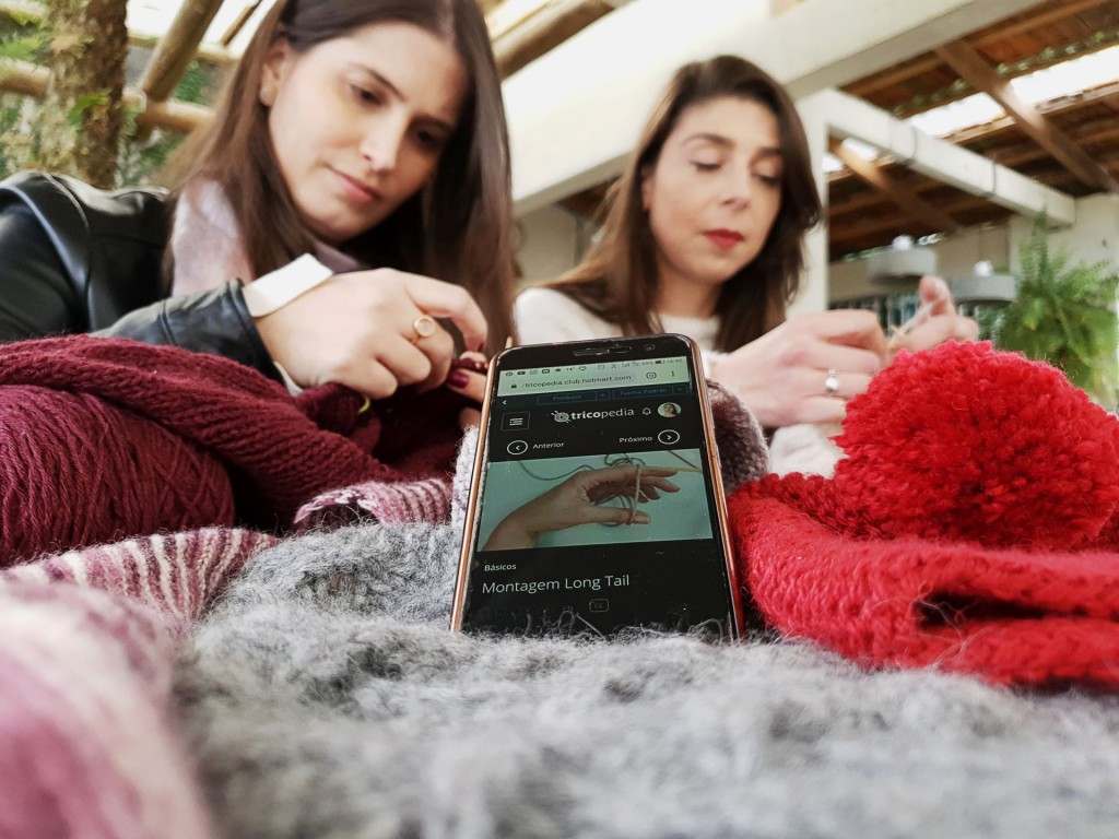 Amigas se uniram para criar o Tricopedia, uma enciclopédia do tricô. Fotos: Giselle Ulbrich/Tribuna do Paraná