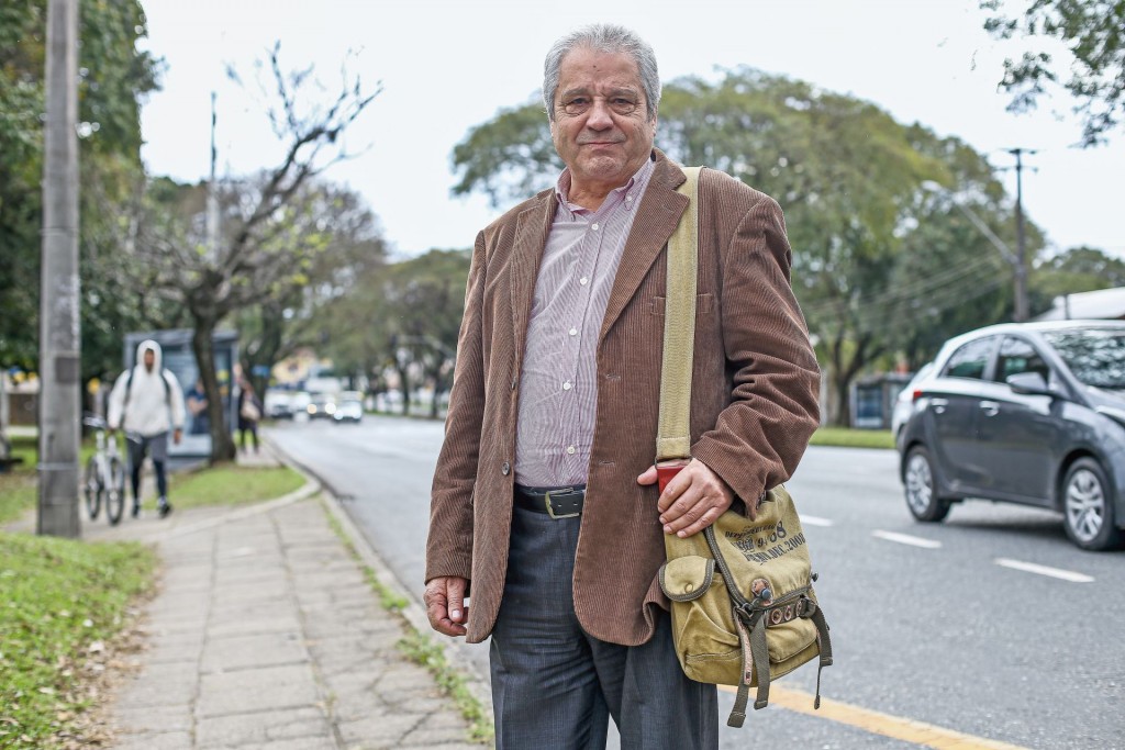 Mesmo com grande capacitação, Pedro Pereira não consegue emprego e perde vagas para concorrentes muito mais jovens. Fotos: André Rodrigues/Gazeta do Povo
