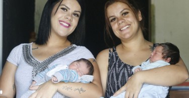 Leia e Luane, irmãs gêmeas, tiveram filho no mesmo dia. Foto: Felipe Rosa/Tribuna do Paraná.