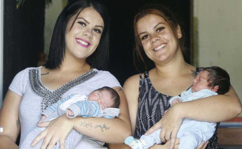 Leia e Luane, irmãs gêmeas, tiveram filho no mesmo dia. Foto: Felipe Rosa/Tribuna do Paraná.