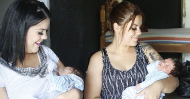 Luane (esquerda) é mãe do pequeno Arthur Rafael, que nasceu às 8h56 de sábado (07) com 2.800 Kg. Léia é mãe do Kevin Gabriel, que nasceu às 13h25, do mesmo dia. Foto: Felipe Rosa/Tribuna do Paraná.