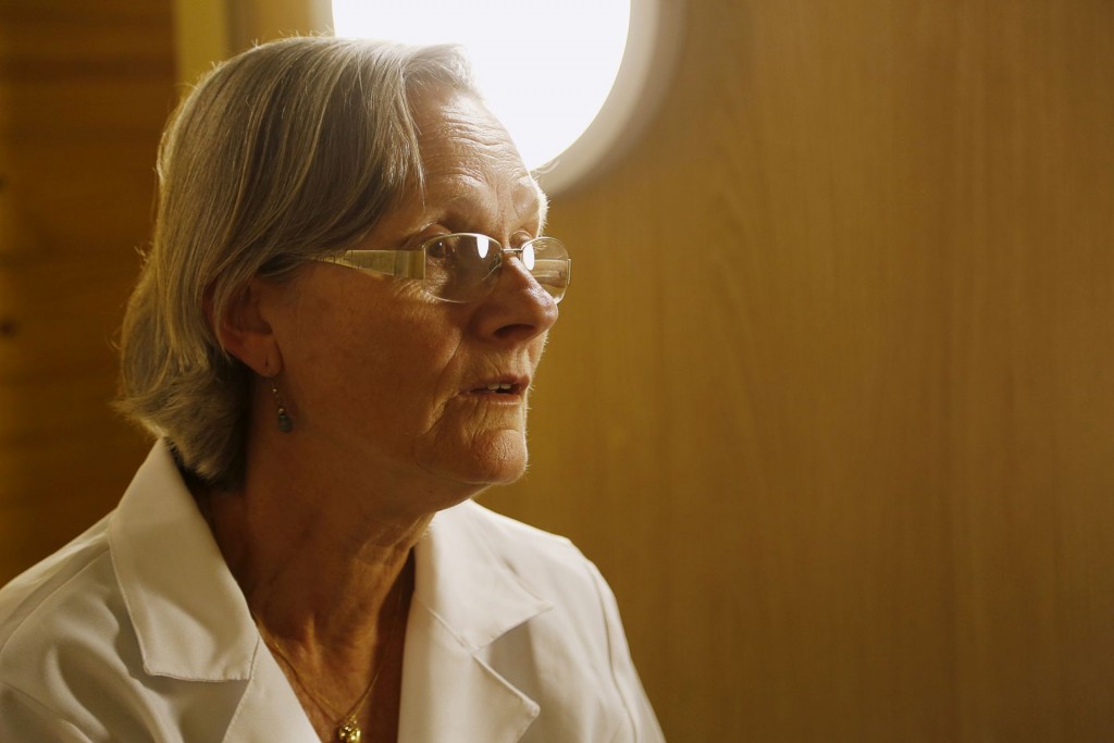 Aos 68 anos, Giulia concorreu com duas mil pessoas e foi contratada num buffet de festas infantis. Foto: Lineu Filho/Tribuna do Paraná