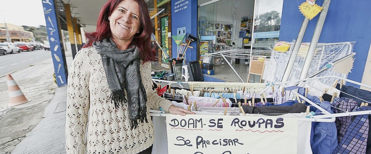 Uma loja no Santa Cândida que deixou varal na frente para troca de roupas. Na foto, Andréia Cristina Porto, dona do local. Fotos: Lineu Filho/Tribuna do Paraná