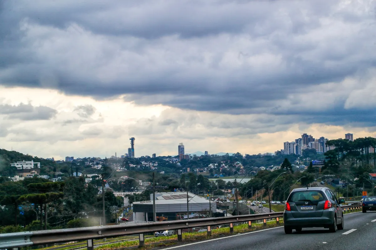 Domingo em Curitiba será de trovoadas e temperaturas; alerta pro restante do PR
